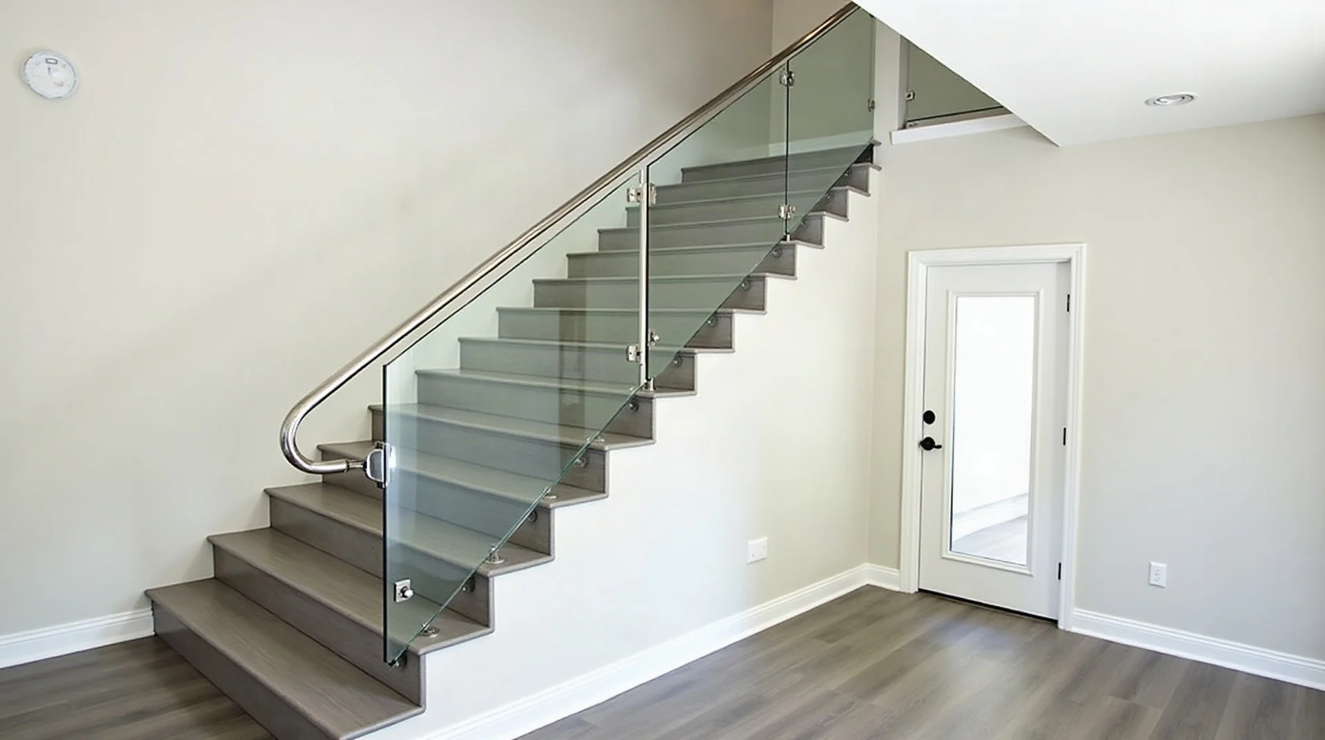 Escalera con barandal de cristal templado y pasamanos de acero inoxidable