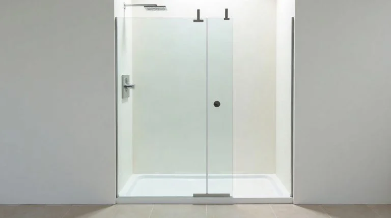 Cancel de bano fijo de cristal templado sin puerta, con entrada abierta al costado