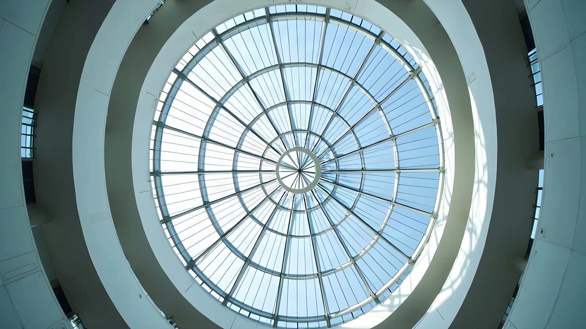 Domo de cristal con estructura de aluminio sobre atrio
