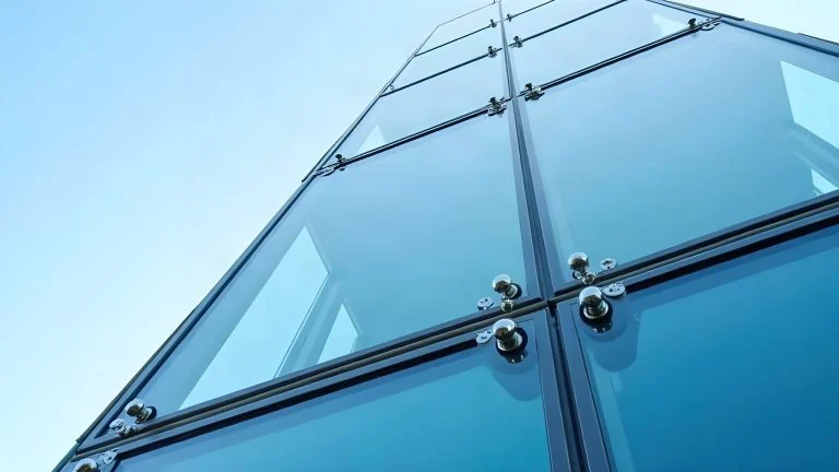 Fachada de cristal estructural con herrajes tipo spider de acero inoxidable