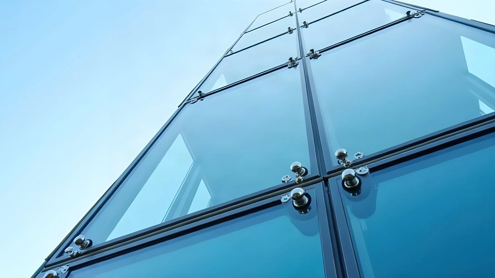Fachada de cristal estructural con herrajes tipo spider de acero inoxidable