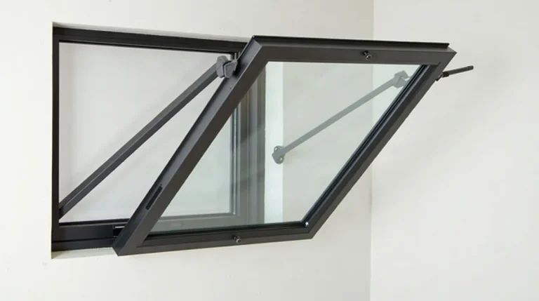 Ventana vasistas de aluminio con la hoja basculada hacia el interior
