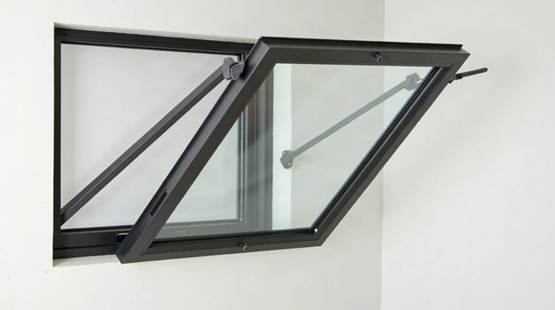 Ventana vasistas de aluminio con la hoja basculada hacia el interior